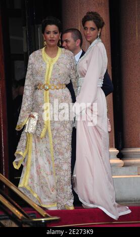 Lalla Meriem von Marokko und ihre Tochter Prinzessin Lalla Sakina (oder Sukaina) kommen zum offiziellen Abendessen nach der religiösen Hochzeit des Fürsten Abert II von Monaco mit Charlene Wittstock am 2. Juli 2011 im Opernhaus Monte-Carlo in Monaco an. Die Feierlichkeiten werden von einer Gästeliste von königlichen Familien, globalen Prominenten und Staatsoberhäuptern besucht. Foto von ABACAPRESS.COM Stockfoto