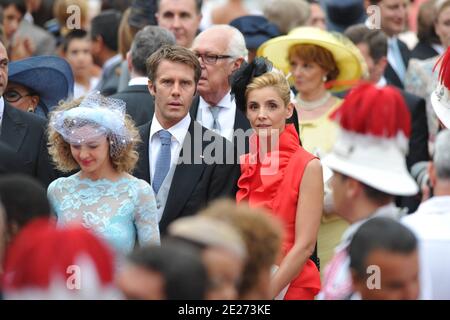 Prinz Emanuele Filiberto von Savoyen und Frau Clotilde Courau, die nach der religiösen Hochzeitszeremonie von Prinz Abert II von Monaco nach Charlene Wittstock am 2. Juli 2011 im Haupthof des Fürstenpalastes in Monaco abreisten. Die Feierlichkeiten werden von einer Gästeliste von königlichen Familien, globalen Prominenten und Staatsoberhäuptern besucht. Foto von ABACAPRESS.COM Stockfoto