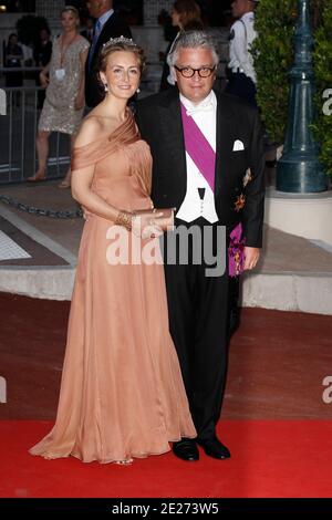 Prinz Laurent und Prinzessin Clare von Belgien kommen zum offiziellen Abendessen nach der religiösen Hochzeit des Prinzen Abert II von Monaco mit Charlene Wittstock am 2. Juli 2011 im Opernhaus Monte-Carlo in Monaco an. Die Feierlichkeiten werden von einer Gästeliste von königlichen Familien, globalen Prominenten und Staatsoberhäuptern besucht. Foto von ABACAPRESS.COM Stockfoto