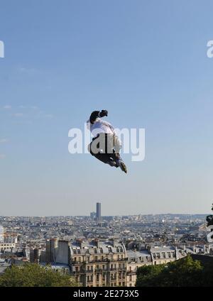 Rollerweltmeister Taig Khris bricht den Weitsprung-Weltrekord von der Spitze des Pariser Butte Montmartre in Paris, Frankreich am Samstag, den 2. Juli 2011, stürmt der Sportler von der Sacre Coeur in Montmartre herunter und er schlägt den Weitsprung-Weltrekord in Roller (29 m). Foto von ABACAPRESS.COM Stockfoto