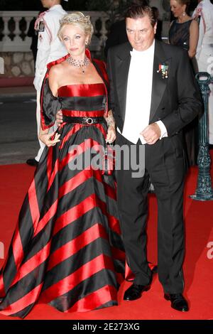 Prinz Charles und Prinzessin Camilla von Bourbon Sizilien kommen zum offiziellen Abendessen nach der religiösen Hochzeit des Prinzen Abert II von Monaco mit Charlene Wittstock am 2. Juli 2011 im Opernhaus Monte-Carlo in Monaco an. Die Feierlichkeiten werden von einer Gästeliste von königlichen Familien, globalen Prominenten und Staatsoberhäuptern besucht. Foto von ABACAPRESS.COM Stockfoto