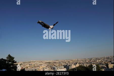 Rollerweltmeister Taig Khris bricht den Weitsprung-Weltrekord von der Spitze des Pariser Butte Montmartre in Paris, Frankreich am Samstag, den 2. Juli 2011, stürmt der Sportler von der Sacre Coeur in Montmartre herunter und er schlägt den Weitsprung-Weltrekord in Roller (29 m). Foto von ABACAPRESS.COM Stockfoto