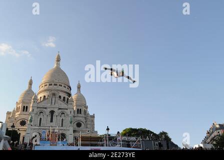 Rollerweltmeister Taig Khris bricht den Weitsprung-Weltrekord von der Spitze des Pariser Butte Montmartre in Paris, Frankreich am Samstag, den 2. Juli 2011, stürmt der Sportler von der Sacre Coeur in Montmartre herunter und er schlägt den Weitsprung-Weltrekord in Roller (29 m). Foto von ABACAPRESS.COM Stockfoto