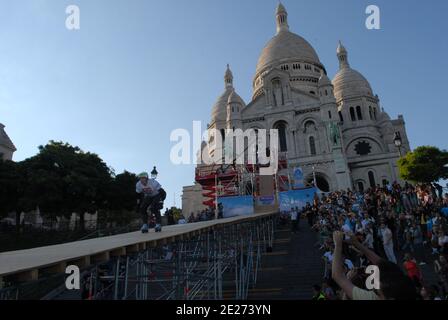 Rollerweltmeister Taig Khris bricht den Weitsprung-Weltrekord von der Spitze des Pariser Butte Montmartre in Paris, Frankreich am Samstag, den 2. Juli 2011, stürmt der Sportler von der Sacre Coeur in Montmartre herunter und er schlägt den Weitsprung-Weltrekord in Roller (29 m). Foto von ABACAPRESS.COM Stockfoto