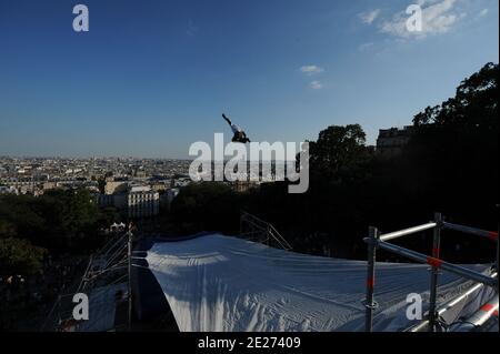 Rollerweltmeister Taig Khris bricht den Weitsprung-Weltrekord von der Spitze des Pariser Butte Montmartre in Paris, Frankreich am Samstag, den 2. Juli 2011, stürmt der Sportler von der Sacre Coeur in Montmartre herunter und er schlägt den Weitsprung-Weltrekord in Roller (29 m). Foto von ABACAPRESS.COM Stockfoto