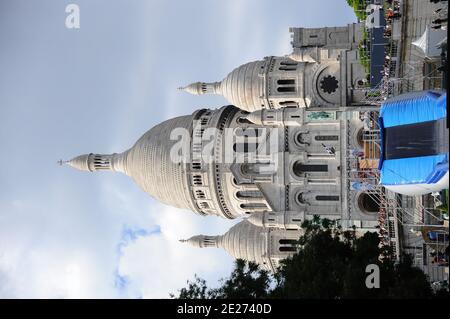 Rollerweltmeister Taig Khris bricht den Weitsprung-Weltrekord von der Spitze des Pariser Butte Montmartre in Paris, Frankreich am Samstag, den 2. Juli 2011, stürmt der Sportler von der Sacre Coeur in Montmartre herunter und er schlägt den Weitsprung-Weltrekord in Roller (29 m). Foto von ABACAPRESS.COM Stockfoto