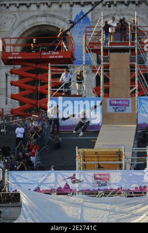 Rollerweltmeister Taig Khris bricht den Weitsprung-Weltrekord von der Spitze des Pariser Butte Montmartre in Paris, Frankreich am Samstag, den 2. Juli 2011, stürmt der Sportler von der Sacre Coeur in Montmartre herunter und er schlägt den Weitsprung-Weltrekord in Roller (29 m). Foto von ABACAPRESS.COM Stockfoto