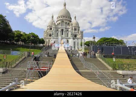 Rollerweltmeister Taig Khris bricht den Weitsprung-Weltrekord von der Spitze des Pariser Butte Montmartre in Paris, Frankreich am Samstag, den 2. Juli 2011, stürmt der Sportler von der Sacre Coeur in Montmartre herunter und er schlägt den Weitsprung-Weltrekord in Roller (29 m). Foto von ABACAPRESS.COM Stockfoto