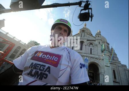 Rollerweltmeister Taig Khris bricht den Weitsprung-Weltrekord von der Spitze des Pariser Butte Montmartre in Paris, Frankreich am Samstag, den 2. Juli 2011, stürmt der Sportler von der Sacre Coeur in Montmartre herunter und er schlägt den Weitsprung-Weltrekord in Roller (29 m). Foto von ABACAPRESS.COM Stockfoto