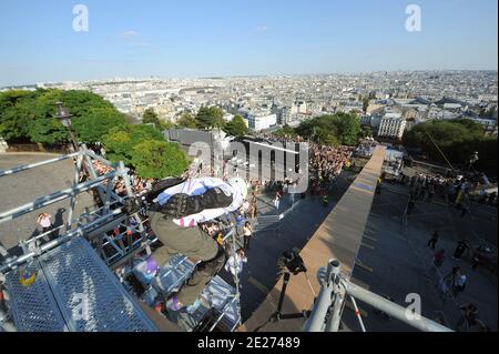 Rollerweltmeister Taig Khris bricht den Weitsprung-Weltrekord von der Spitze des Pariser Butte Montmartre in Paris, Frankreich am Samstag, den 2. Juli 2011, stürmt der Sportler von der Sacre Coeur in Montmartre herunter und er schlägt den Weitsprung-Weltrekord in Roller (29 m). Foto von ABACAPRESS.COM Stockfoto