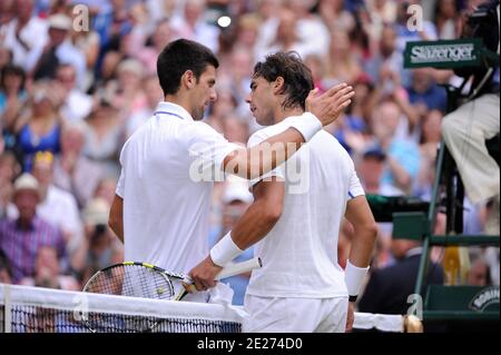 Serbiens Novak Djokovic schüttelt die Hände mit dem spanischen Rafael Nadal, nachdem er ihn am 3. Juli 2011 im Finale der Herren-Einzelspiele am dreizehnten Tag der Wimbledon-Meisterschaften 2011 beim All England Lawn Tennis and Croquet Club in Wimbledon in London, Großbritannien, besiegt hatte. Foto von Adam Davy/PA Photos/ABACAPRESS.COM Stockfoto