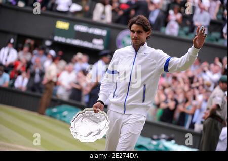 Der Spanier Rafael Nadal ist niedergeschlagen, nachdem er am 3. Juli 2011 am 13. Tag der Wimbledon Championships 2011 beim All England Lawn Tennis and Croquet Club in Wimbledon in London, Großbritannien, vom serbischen Novak Djokovic im Finale der Männer-Singles besiegt wurde. Foto von Adam Davy/PA Photos/ABACAPRESS.COM Stockfoto