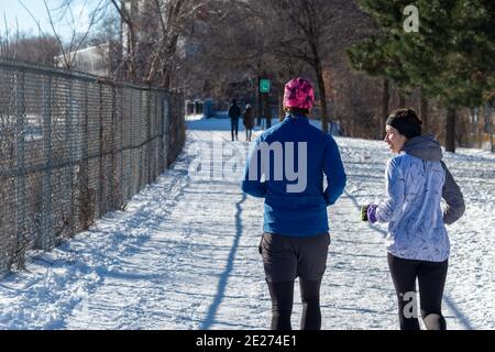 Montreal, CA - 16. Januar 2021: Menschen laufen nach Schneesturm auf dem Weg der Chemin des Carrieres Stockfoto