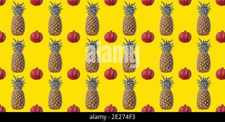 Reife, saftige Ananas und Granatapfel auf gelbem isoliertem Hintergrund.das Konzept der gesunden Ernährung. Nahtloses Muster. Originelles Verpackungsdesign Stockfoto