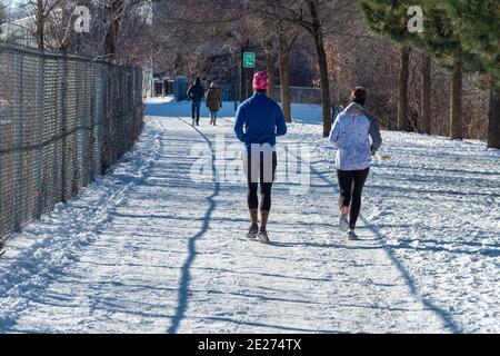 Montreal, CA - 16. Januar 2021: Menschen laufen nach Schneesturm auf dem Weg der Chemin des Carrieres Stockfoto