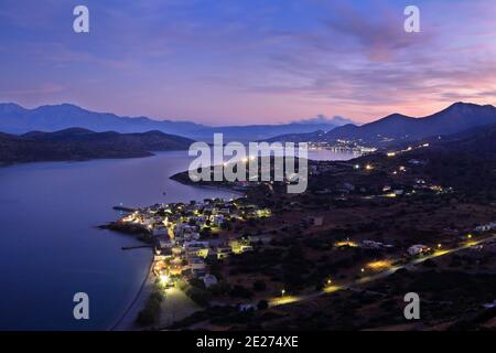 Blue Hour Ansicht von Plaka Dorf, in der Nähe Elounda und Agios Nikolaos Städte, in Lasithi Region, Kreta Insel, Griechenland, Europa Stockfoto