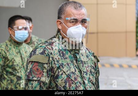 Pasig City, Philippinen. Januar 2021. Chief Philippine National Police, Police General Debold Sinas gesehen während der Besichtigung und Inspektion einer Quarantäneeinrichtung in Pasig City, Philippinen am 11. Januar 2021. Die PhilSports Arena, früher bekannt als ULTRA, in Pasig City wurde in eine Quarantäneeinrichtung für Patienten mit Coronavirus-Krankheit (COVID-19) und eine der ersten Mega-Quarantäneeinrichtungen des Landes, die von Gesundheitspersonal der Philippinischen Nationalen Polizei besetzt ist, umgewandelt. (Foto: Herman Lumanog/Pacific Press/Sipa USA) Quelle: SIPA USA/Alamy Live News Stockfoto