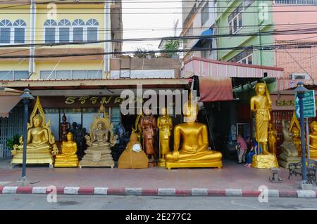 Bangkok, Thailand, Dezember 2015: Golden Buddha Statue Store. Verschiedene große Buddha-Statuen in einem Laden entlang der Straße. Stockfoto