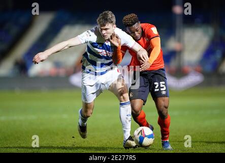 Kazenga LuaLua (rechts) von Luton Town und Rob Dickie von Queens Park Rangers kämpfen während des Sky Bet Championship-Spiels in Kenilworth Road, Luton, um den Ball. Stockfoto