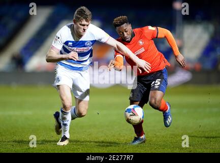 Kazenga LuaLua (rechts) von Luton Town und Rob Dickie von Queens Park Rangers kämpfen während des Sky Bet Championship-Spiels in Kenilworth Road, Luton, um den Ball. Stockfoto