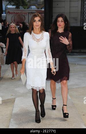 Carine Roitfeld und ihre Tochter Julia Restoin-Roitfeld bei der Präsentation der Valentino Haute-Couture Herbst-Winter 2011-2012 Kollektion, die am 6. Juli 2011 im Hotel Salomon de Rothschild in Paris, Frankreich, stattfand. Foto von Nicolas Briquet/ABACAPRESS.COM Stockfoto