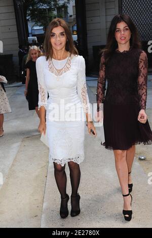 Carine Roitfeld und ihre Tochter Julia Restoin-Roitfeld bei der Präsentation der Valentino Haute-Couture Herbst-Winter 2011-2012 Kollektion, die am 6. Juli 2011 im Hotel Salomon de Rothschild in Paris, Frankreich, stattfand. Foto von Nicolas Briquet/ABACAPRESS.COM Stockfoto