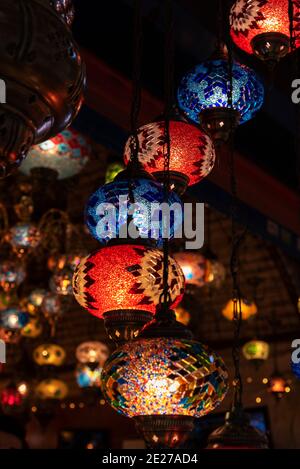 Traditionelle Lampen am Großen Basar in Istanbul, Nahaufnahme. Stockfoto