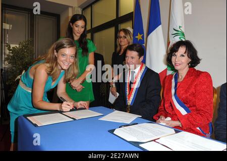Denise Fabre, icone de la television Francaise et actuellement Maire-adjointe de la ville de Nice, a marie civilement sa fille Olivia (en Blanc) avec Charles de Navacelle de Coubertin à la Mairie de Nice, France le 8 Juillet 2011. A ses cotes lors de la ceremonie, le Maire de Nice, Herr Christian Estrosi secondait efficacement la Maire-adjointe, tres emue. Le temoin de la mariee etait Elodie (en vert à la Mairie et en Robe courte beige ensuite) qui n'est autre que la soeur jumelle d'Olivia. Michel Drucker, parrain des 2 filles de Denise Fabre a assiste au mariage. Le mariage religieux ein eu-Lieu Stockfoto
