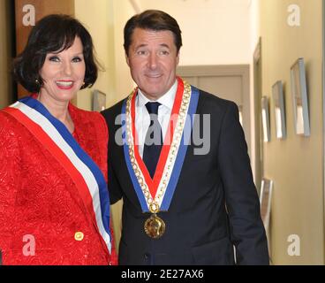 Denise Fabre, icone de la television Francaise et actuellement Maire-adjointe de la ville de Nice, a marie civilement sa fille Olivia (en Blanc) avec Charles de Navacelle de Coubertin à la Mairie de Nice, France le 8 Juillet 2011. A ses cotes lors de la ceremonie, le Maire de Nice, Herr Christian Estrosi secondait efficacement la Maire-adjointe, tres emue. Le temoin de la mariee etait Elodie (en vert à la Mairie et en Robe courte beige ensuite) qui n'est autre que la soeur jumelle d'Olivia. Michel Drucker, parrain des 2 filles de Denise Fabre a assiste au mariage. Le mariage religieux ein eu-Lieu Stockfoto