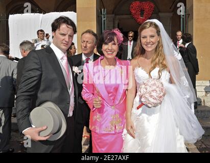 Denise Fabre, icone de la television Francaise et actuellement Maire-adjointe de la ville de Nice, a marie civilement sa fille Olivia (en Blanc) avec Charles de Navacelle de Coubertin à la Mairie de Nice, France le 8 Juillet 2011. A ses cotes lors de la ceremonie, le Maire de Nice, Herr Christian Estrosi secondait efficacement la Maire-adjointe, tres emue. Le temoin de la mariee etait Elodie (en vert à la Mairie et en Robe courte beige ensuite) qui n'est autre que la soeur jumelle d'Olivia. Michel Drucker, parrain des 2 filles de Denise Fabre a assiste au mariage. Le mariage religieux ein eu-Lieu Stockfoto