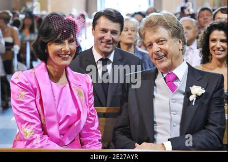 Denise Fabre, icone de la television Francaise et actuellement Maire-adjointe de la ville de Nice, a marie civilement sa fille Olivia (en Blanc) avec Charles de Navacelle de Coubertin à la Mairie de Nice, France le 8 Juillet 2011. A ses cotes lors de la ceremonie, le Maire de Nice, Herr Christian Estrosi secondait efficacement la Maire-adjointe, tres emue. Le temoin de la mariee etait Elodie (en vert à la Mairie et en Robe courte beige ensuite) qui n'est autre que la soeur jumelle d'Olivia. Michel Drucker, parrain des 2 filles de Denise Fabre a assiste au mariage. Le mariage religieux ein eu-Lieu Stockfoto