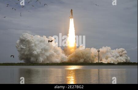 Das Space Shuttle Atlantis wird vom Launch Pad 39A am 8. Juli 2011 im Kennedy Space Center der NASA in Cape Canaveral, FL, USA, am 8. Juli 2011 gestartet. Der Start von Atlantis, STS-135, ist der letzte Flug des Space Shuttle Programms, einer 12-tägigen Mission zur Internationalen Raumstation. Foto von NASA via ABACAPRESS.COM Stockfoto