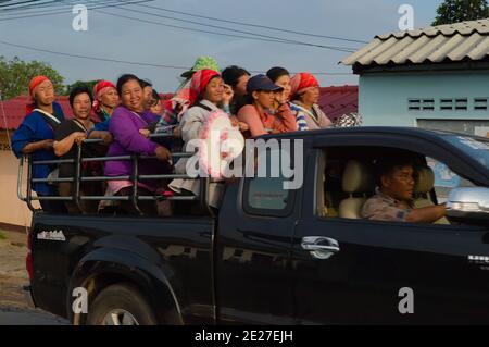 Mae Salong, Thailand - Mai, 2015: Frauen, die nach der Arbeit auf Teeplantagen im offenen Rücken des Pickup fahren. Verschwommene Bewegung. Stockfoto