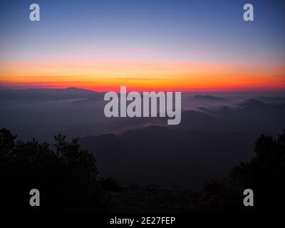 Ein stimmungsvoller und magischer Sonnenaufgang auf dem Berg Montserrat Stockfoto