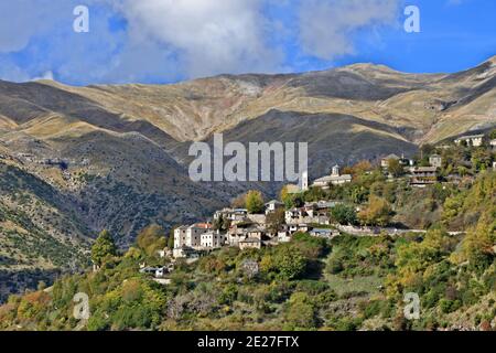 Kalarrytes Dorf, einer der schönsten griechischen Bergdörfern auf Tzoumerka Berge, Ioannina, Epirus, Griechenland Stockfoto