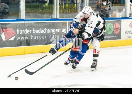 12. Januar 2021, Zürich, Hallenstadion, Nationalliga: ZSC Lions - HC Lugano, # 16 Marcus Krueger (ZSC) gegen # 45 Eliot Antonietti (Lugano) Credit: SPP Sport Pressefoto. /Alamy Live Nachrichten Stockfoto