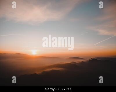 Ein stimmungsvoller und magischer Sonnenaufgang auf dem Berg Montserrat Stockfoto