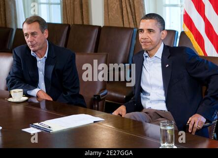 Präsident Barack Obama trifft sich am 23. Juli 2011 mit dem Präsidenten des Repräsentantenhauses John Boehner, dem Mehrheitsführer des Senats Harry Reid, dem republikanischen Anführer des Senats Mitch McConnell und der demokratischen Führerin des Repräsentantenhauses Nancy Pelosi im Kabinettsaal des Weißen Hauses in Washington, D.C.. Die Verhandlungen zur Anhebung der Staatsschuldengrenze sind gestern zusammengebrochen, nachdem Sprecher Boehner die Gespräche verlassen hat. Foto von Kristoffer Tripplaa/Pool/ABACAPRESS.COM Stockfoto