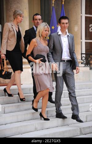 Pierre Rolland und seine Frau nach der 98. Le Tour De France im Elysee Palast in Paris, Frankreich am 24. Juli 2011. Foto von Giancarlo Gorassini/ABACAPRESS.COM Stockfoto