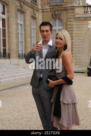 Pierre Rolland und seine Frau nach der 98. Le Tour De France im Elysee Palast in Paris, Frankreich am 24. Juli 2011. Foto von Giancarlo Gorassini/ABACAPRESS.COM Stockfoto