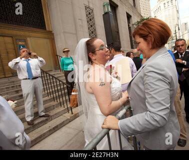 Braut zu sein, Jeannette Coleman trifft Stadtrat-Sprecherin Christine C. Quinn vor dem Manhattan Marriage Bureau in New York City, NY, USA am 24. Juli 2011 . Foto von Andrew Kelly/ABACAPRESS.COM Stockfoto