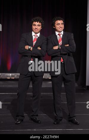 Die Fußballspieler Fabio Da Silva und Rafael Da Silva von Manchester United gehen am 25. Juli 2011 während der Hublot 'Art of Fusion' Modenschau mit Sir Alex Ferguson und Manchester United auf der Cipriani, Wall Street in New York City, NY, USA, auf die Piste. Foto von Charles Guerin/ABACAPRESS.COM Stockfoto