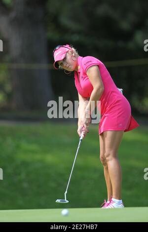 Natalie Gulbis aus den USA, die am 23. Juli 2011 in Evian-les-Bains in den französischen Alpen das 11. Loch in der dritten Runde des Evian Masters auflegte. Foto von Manuel Blondau/ABACAPRESS.COM Stockfoto