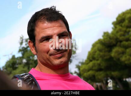 Der französische Reisebus Marc Lievremont kommt am 25. Juli 2011 am Flughafen Rivesaltes in Perpignan, Frankreich an. Das französische Rugby-Team beginnt sein zweites Training in der Region Saint-Laurent-de-Cerdans, Teil der Vorbereitung auf die bevorstehende Weltmeisterschaft 2011 in Neuseeland. Foto von Michel Clementz/ABACAPRESS.COM Stockfoto
