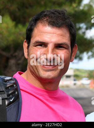 Der französische Reisebus Marc Lievremont kommt am 25. Juli 2011 am Flughafen Rivesaltes in Perpignan, Frankreich an. Das französische Rugby-Team beginnt sein zweites Training in der Region Saint-Laurent-de-Cerdans, Teil der Vorbereitung auf die bevorstehende Weltmeisterschaft 2011 in Neuseeland. Foto von Michel Clementz/ABACAPRESS.COM Stockfoto