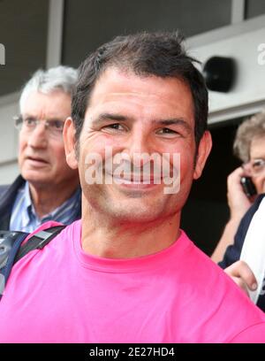 Der französische Reisebus Marc Lievremont kommt am 25. Juli 2011 am Flughafen Rivesaltes in Perpignan, Frankreich an. Das französische Rugby-Team beginnt sein zweites Training in der Region Saint-Laurent-de-Cerdans, Teil der Vorbereitung auf die bevorstehende Weltmeisterschaft 2011 in Neuseeland. Foto von Michel Clementz/ABACAPRESS.COM Stockfoto