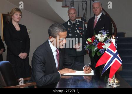 US-Präsident Barack Obama unterzeichnet das Beileidsbuch für die Opfer der Terroranschläge in Norwegen als norwegische Anklage BarIt Enge (L), militärischer Attache-Oberst Roy Abelson (2. R) und US-Vizepräsident Joseph Biden Watch in der norwegischen Botschaft in Washington, DC, USA am 26. Juli, 2011. Foto von Dennis Brack/ABACAPRESS.COM Stockfoto