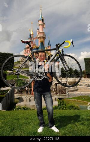 Frankreichs Thomas Voeckler (Eurpocar-Team) posiert mit seinem Fahrrad einen Tag nach dem Ende des französischen Radrennens Tour de France, als er Disneyland Paris in Chessy Marne-la-Vallee, außerhalb von Paris, Frankreich am 25 2011. Juli besucht. Foto von ABACAPRESS.COM Stockfoto