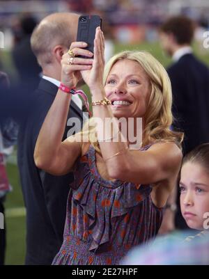 TV-Moderatorin Kelly Ripa mit ihrem Mann Mark Consuelos und ihren Kindern während des MLS All Star Matches zwischen MLS All Stars und Manchester United in der Red Bull Arena in Harison, NJ am 27. Juli 2011.Foto von Charles Guerin/ABACAUSA.COM Stockfoto