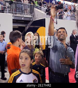 TV-Moderatorin Kelly Ripa mit ihrem Mann Mark Consuelos und ihren Kindern während des MLS All Star Spiels zwischen MLS All Stars und Manchester United in der Red Bull Arena in Harison, NJ, USA am 27. Juli 2011. Foto von Charles Guerin/ABACAPRESS.COM Stockfoto